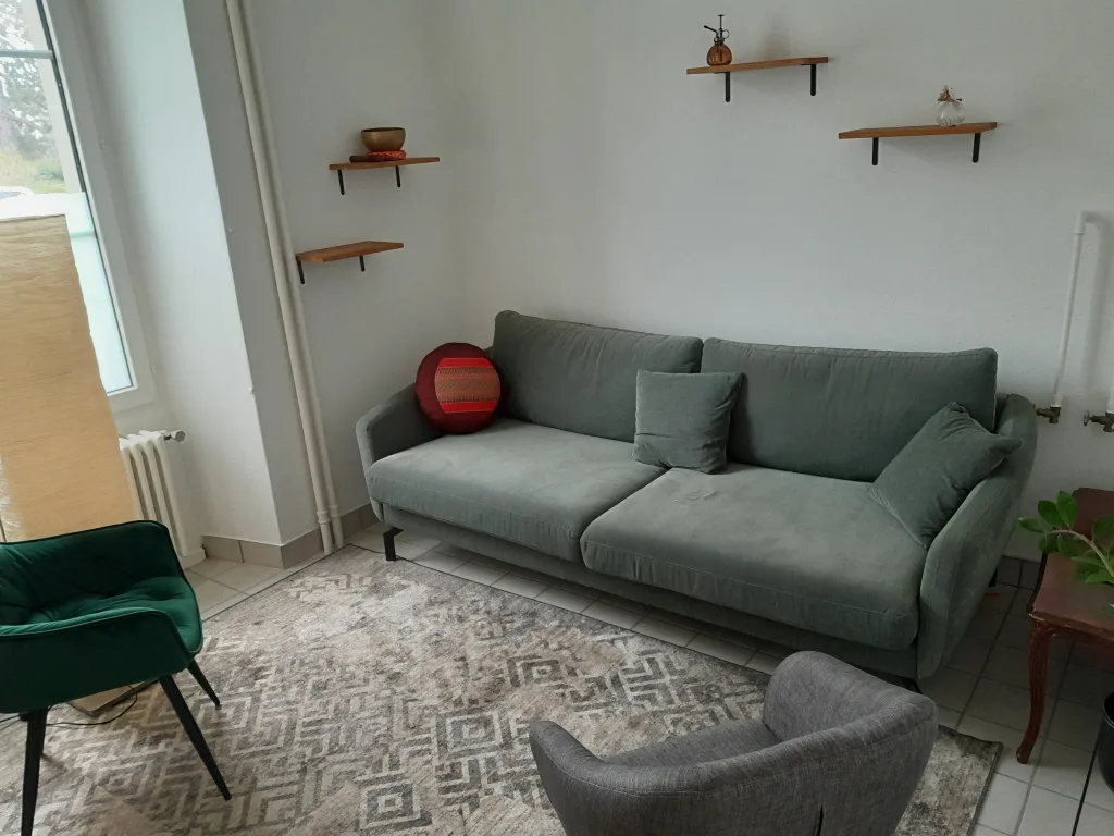 Mon cabinet de psy à Yverdon. Un espace convivial pour des séance de conseil psychologique.