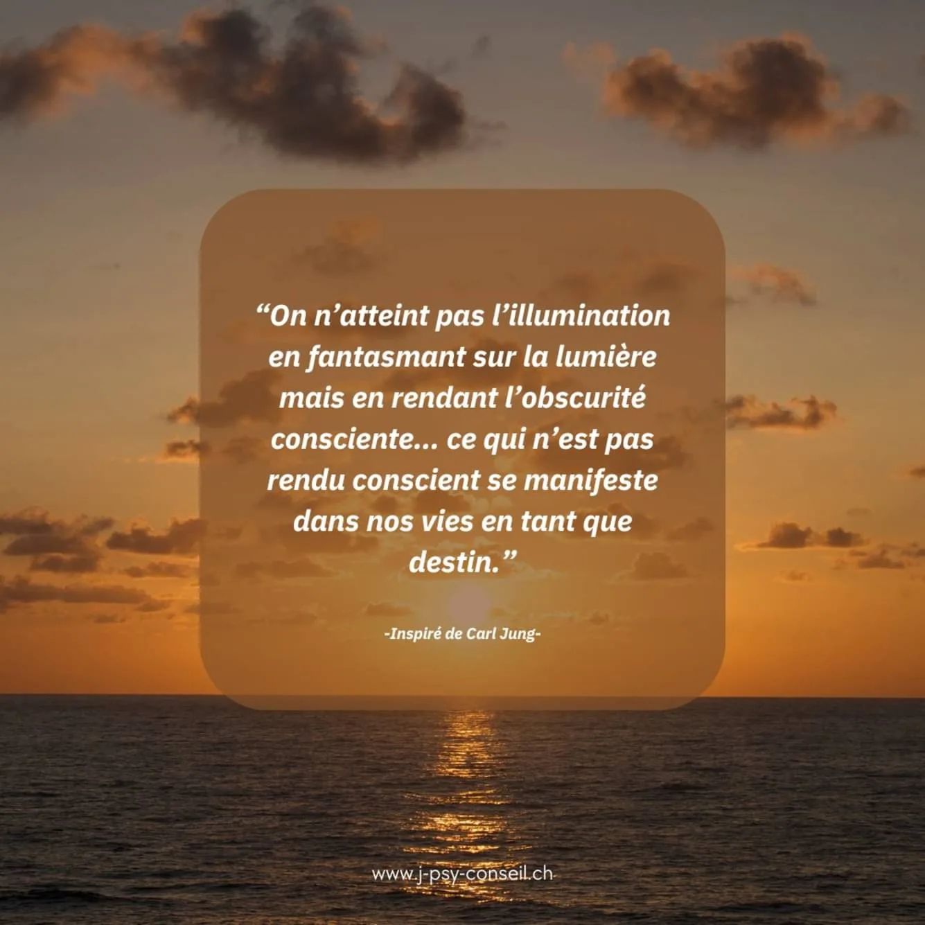 Coucher de soleil au dessus de la mer avec quelques nuages, représentant le contraste entre ombre et lumière